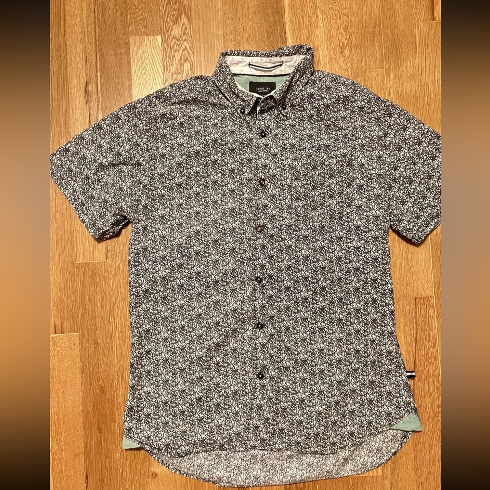 Level 10 floral button down shirt in very good condition, size Medium